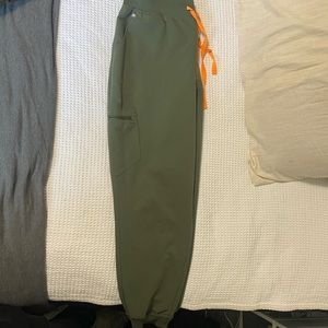 Moss green figs set.